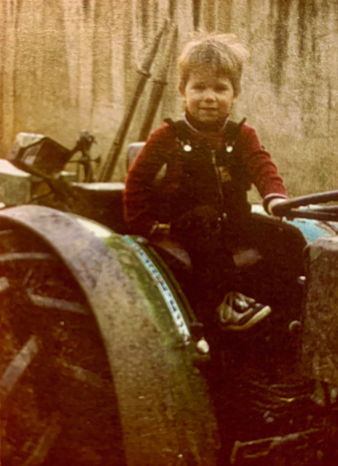 Tobias Knuff als Kind auf dem Traktor seines Onkels