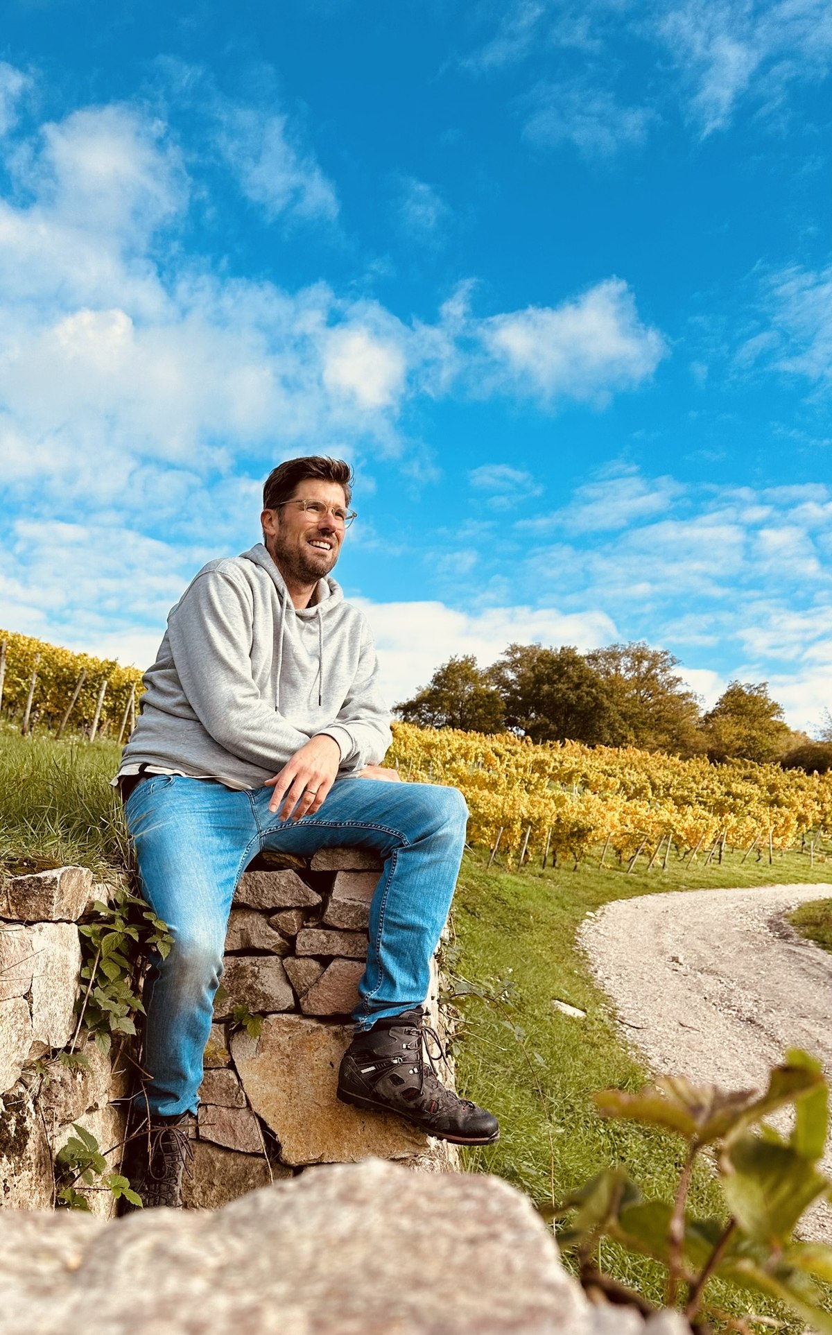Tobias Knuff auf der Trockenmauer in der Heerkretz im Herbst